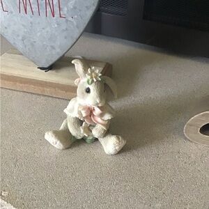 Priscilla Hillman “loves me, loves me not” Bunny Figurine